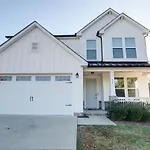 Luxury 4Br Escape - Premium Modern Comfort