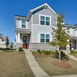 3 Mi To Lake Wylie! Modern Charlotte Townhome