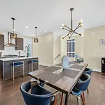Modern 4-Story 3-Br Townhome With Rooftop Lounge