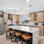 4 Kings-1 Queen-Gameroom-Lounge-Luxury Home-4K1Q2T