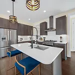 Modern 4-Story 3-Br Townhome With Rooftop Lounge