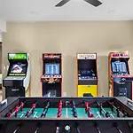 4 Kings-1 Queen-Gameroom-Lounge-Luxury Home-4K1Q2T