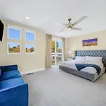 Modern 4-Story 3-Br Townhome With Rooftop Lounge