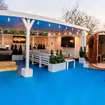 Teeni Santorini Hot Tub Sauna And Rl Therapy Holiday home Charlotte
