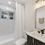 Plaza Shamrock *pied-a-terre* Newly Renovated! Holiday home Charlotte