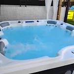 5 Bedroom 3 Ba Pool Hottub Fire Pit 10 Min Downtown Clt