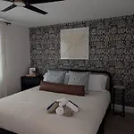 Plaza Shamrock *pied-a-terre* Newly Renovated! Holiday home