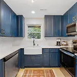 Plaza Shamrock *pied-a-terre* Newly Renovated! Holiday home Charlotte