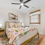 Plaza Shamrock *pied-a-terre* Newly Renovated! Holiday home Charlotte