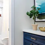 Plaza Shamrock *pied-a-terre* Newly Renovated! Holiday home