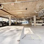 Skyline Serenity- Gym, Walk To Bars And Restaurants