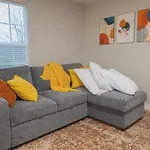 Cozy Retreat Near Uptown - Quiet Area