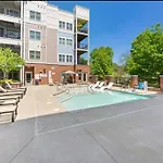 Apartment Skyline Serenity- Gym, Walk To Bars And Restaurants