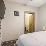 Skyline Serenity- Gym, Walk To Bars And Restaurants Apartment