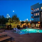 Apartment Skyline Serenity- Gym, Walk To Bars And Restaurants