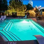 Skyline Serenity- Gym, Walk To Bars And Restaurants Apartment *