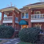 Holiday home Elegant 1br In Elizabeth With Covered Porch