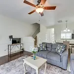 Dog-friendly Townhome W/ Patio In Area! *