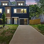 Luxury Build - King Beds - Minutes To Uptown Holiday home *
