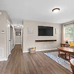 Modern Pet Friendly Fenced Holiday home Charlotte