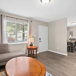 Modern Pet Friendly Fenced Holiday home Charlotte