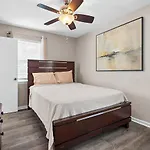 Holiday home Modern Pet Friendly Fenced