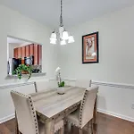 Holiday home Dog-friendly Townhome W/ Patio In Area! Charlotte