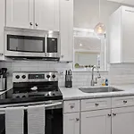 2br With Fenced Backyard, Minutes To Uptown Holiday home