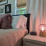 Small Space, Big Personality W/ King + Queen Bed Holiday home
