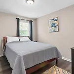 Holiday home Modern Pet Friendly Fenced
