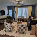 Qc Rooftop Retreat | Rooftop | Garage | Dog Park Holiday home