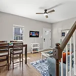2br With Fenced Backyard, Minutes To Uptown Holiday home