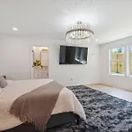 Holiday home Luxury Build - King Beds - Minutes To Uptown *