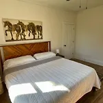 Uptown House King Beds Fenced Yard Firepit
