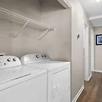 Holiday home Modern Pet Friendly Fenced Charlotte