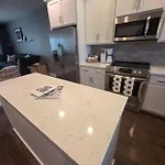Qc Rooftop Retreat | Rooftop | Garage | Dog Park *