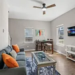 Holiday home 2br With Fenced Backyard, Minutes To Uptown