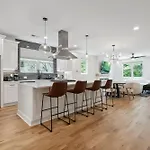 Luxury Build - King Beds - Minutes To Uptown Holiday home
