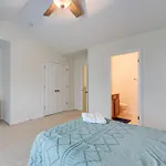 Dog-friendly Townhome W/ Patio In Area!
