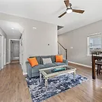 2br With Fenced Backyard, Minutes To Uptown Holiday home