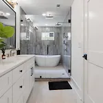 Luxury Build - King Beds - Minutes To Uptown Holiday home