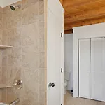 Renovated 5br/3ba W/ Rec Holiday home