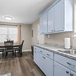 Modern Pet Friendly Fenced Holiday home *