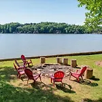Castaway Cove 5 Bed Lake Retreat Fire Pit Hot Tub!