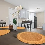 Holiday home Modern Pet Friendly Fenced