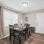 Modern Pet Friendly Fenced Holiday home *