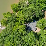 Castaway Cove 5 Bed Lake Retreat Fire Pit Hot Tub!