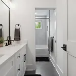 Luxury Build - King Beds - Minutes To Uptown Holiday home