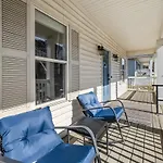 Holiday home 2br With Fenced Backyard, Minutes To Uptown