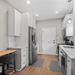 2br With Fenced Backyard, Minutes To Uptown Charlotte